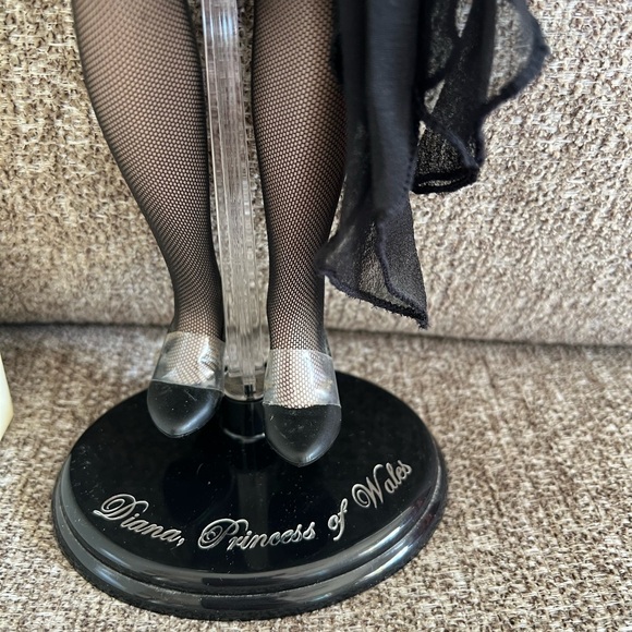 The Franklin Mint—Diana, Princess of Glamour 
Limited Edition Portrait Doll - Picture 4 of 9